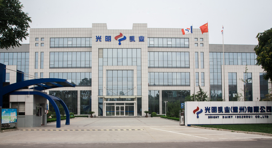 建筑旁的路上行駛

描述已自動生成